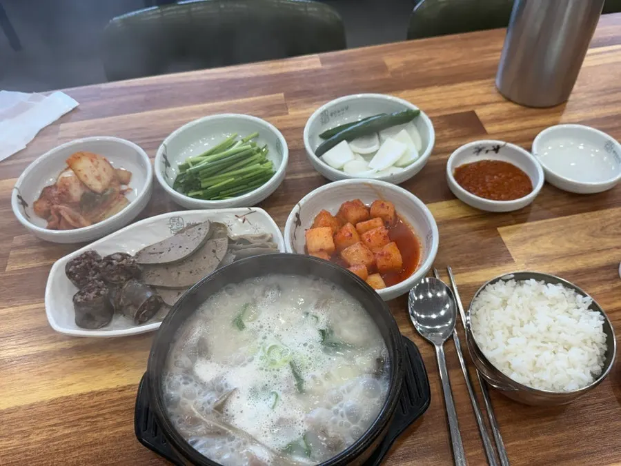 순대국에 취향대로 간을 더하는 구성
