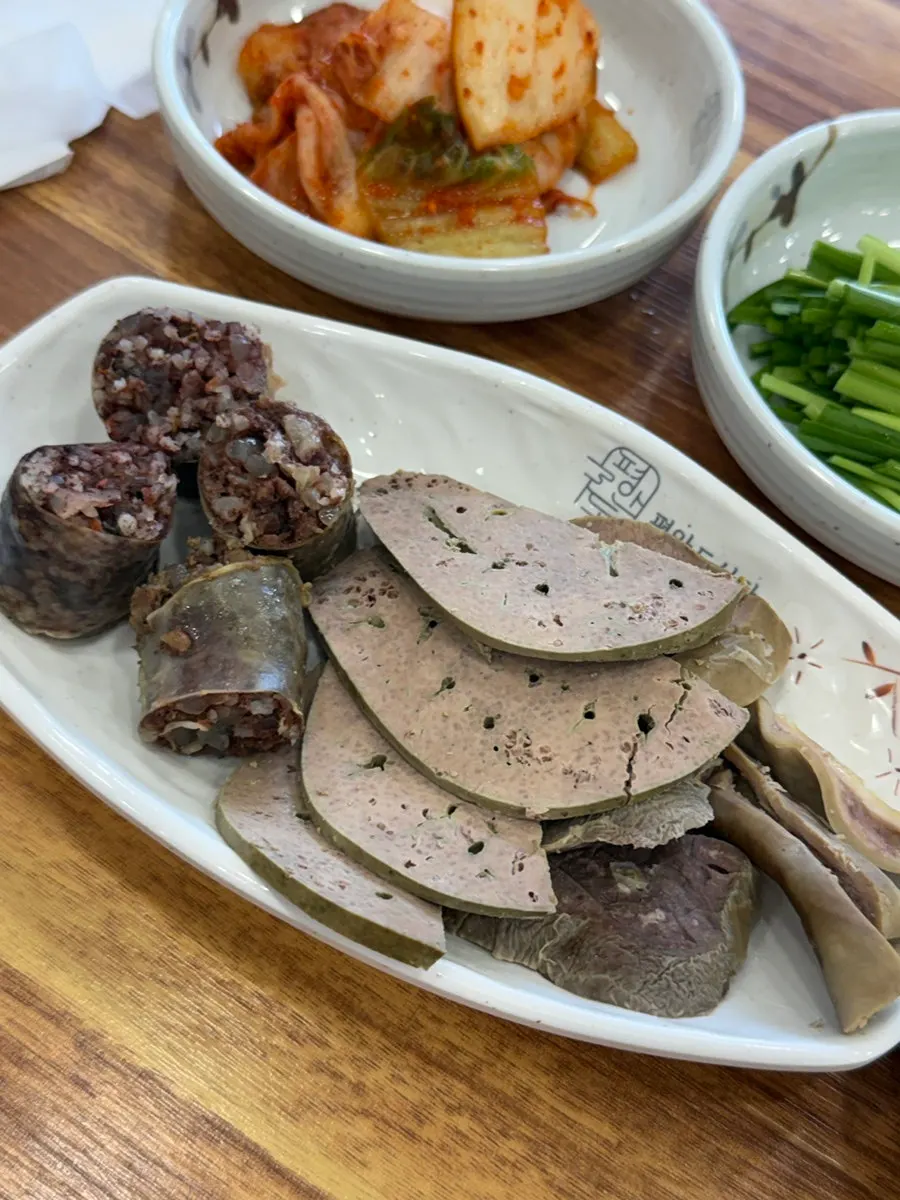 들깨가루와 새우젓을 곁들인 순대국