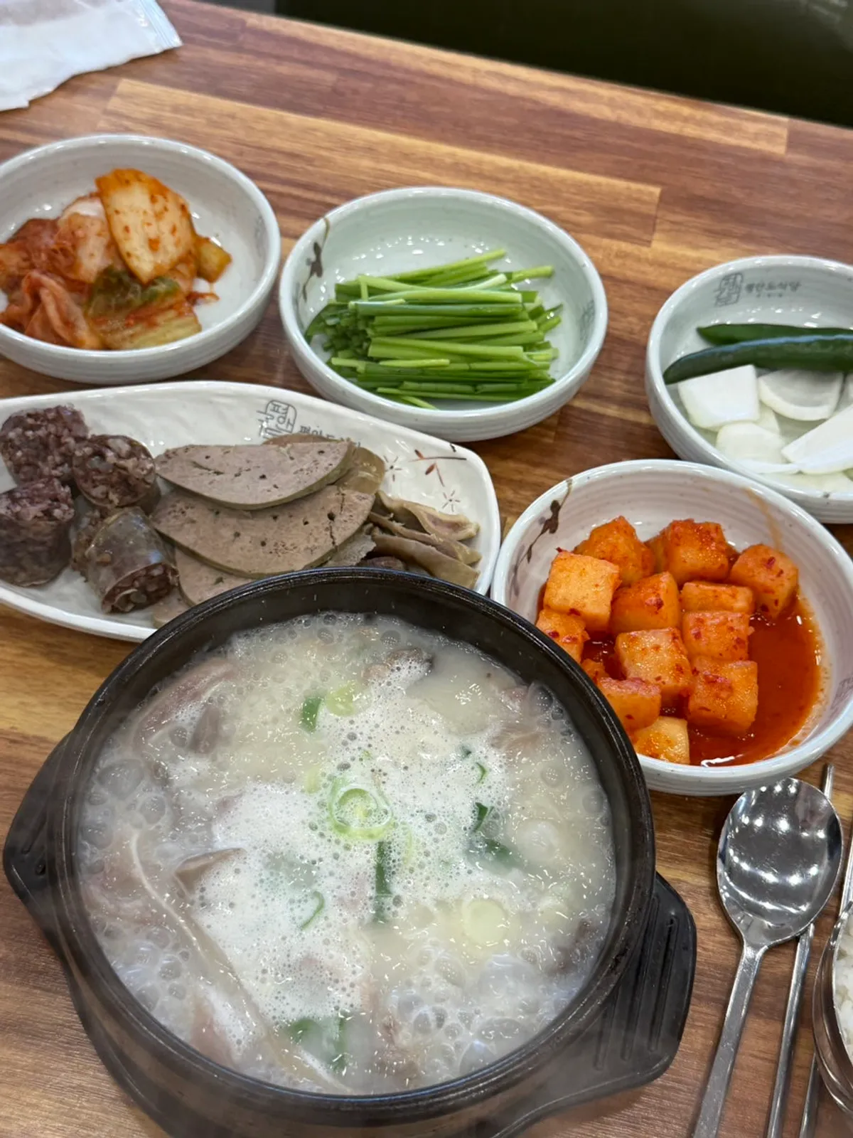 넉넉한 양의 순대국 정식 한 상