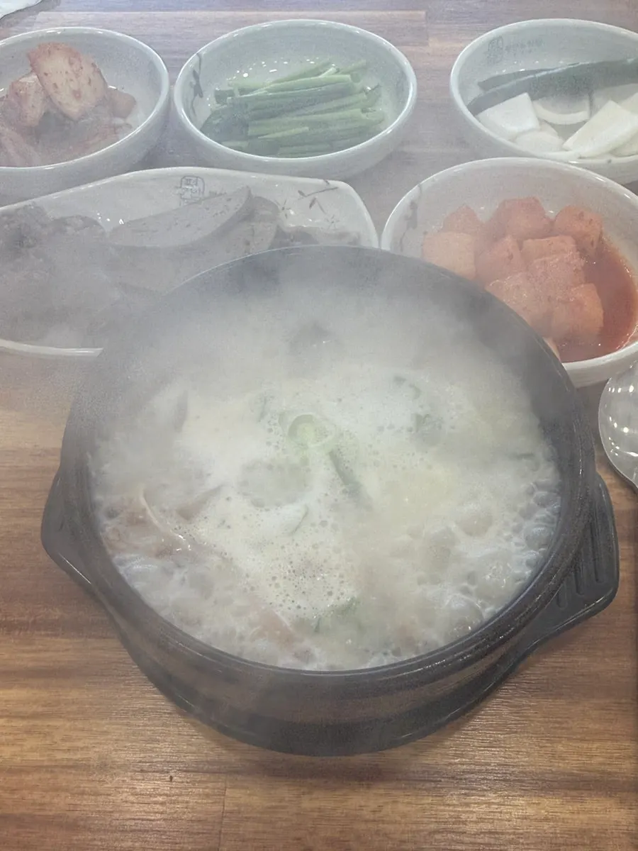 점심과 저녁 식사로 즐기는 순대국 구성
