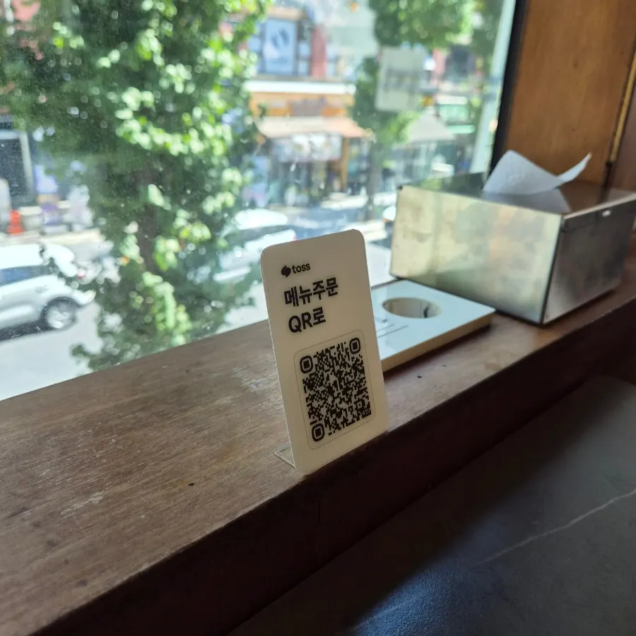 QR code ordering guide on the table