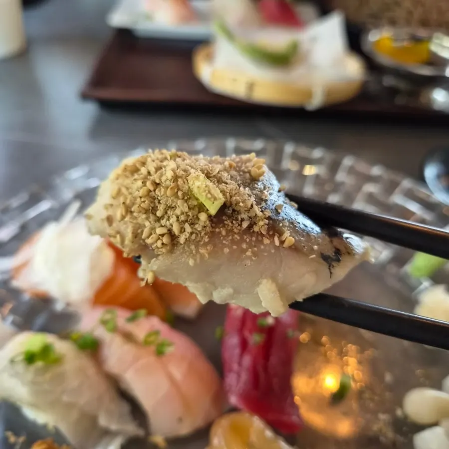 Min Cook Dasima's sushi with just the right amount of rice