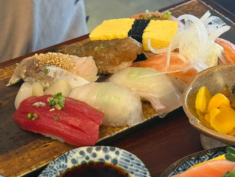Sushi set special with 9 pieces of sushi and salmon sashimi