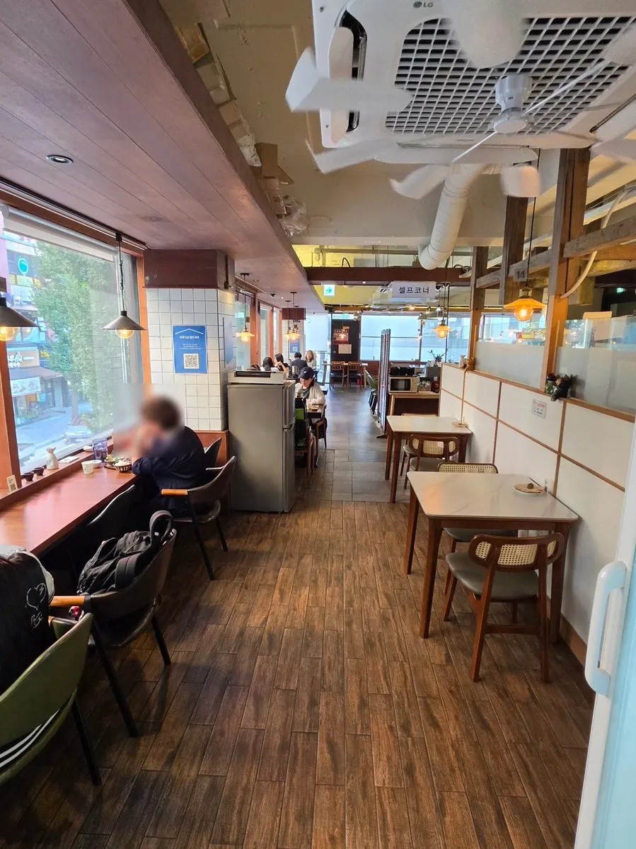 Interior of Min Cook Dasima with spacious hall seating