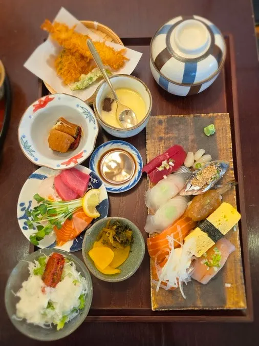 Tray with 9 pieces of sushi and sashimi from the special sushi set