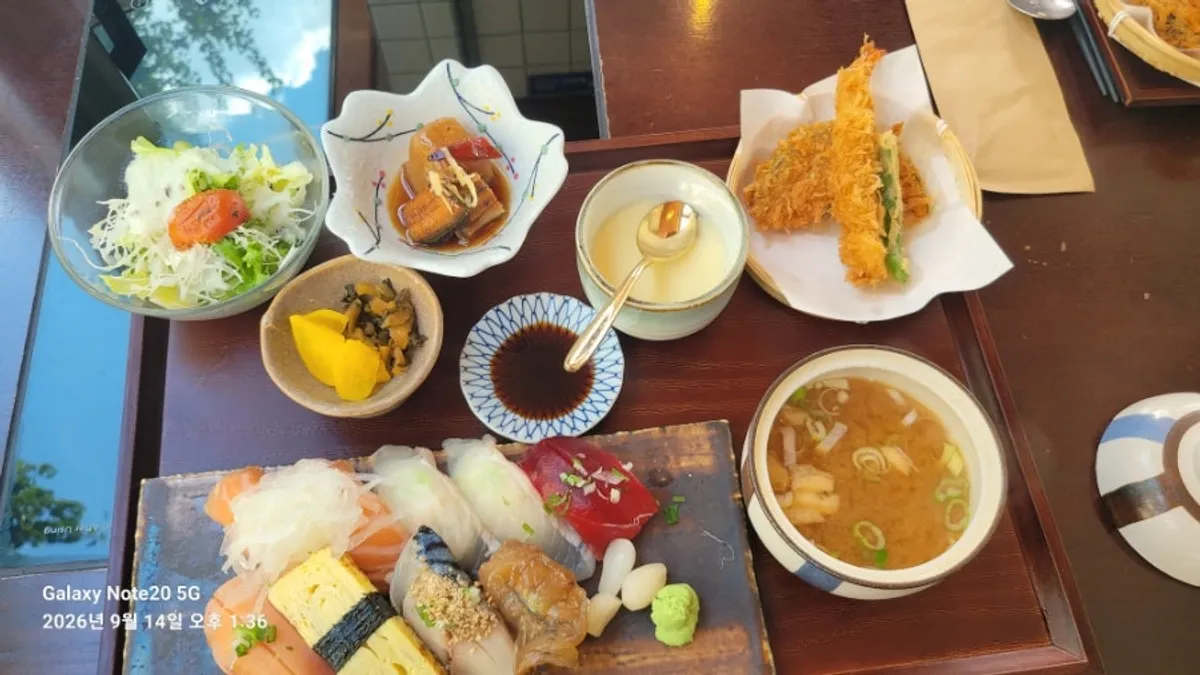 Signature photo of the sushi set meal at Min Cook Dasima