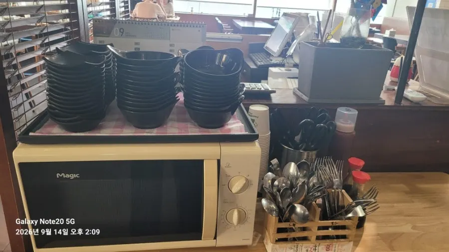 Water and utensils prepared at the self-service corner