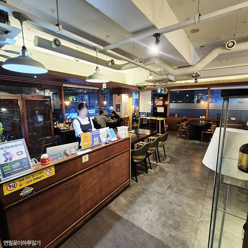 Dining hall seating atmosphere at Min Cook Dasima