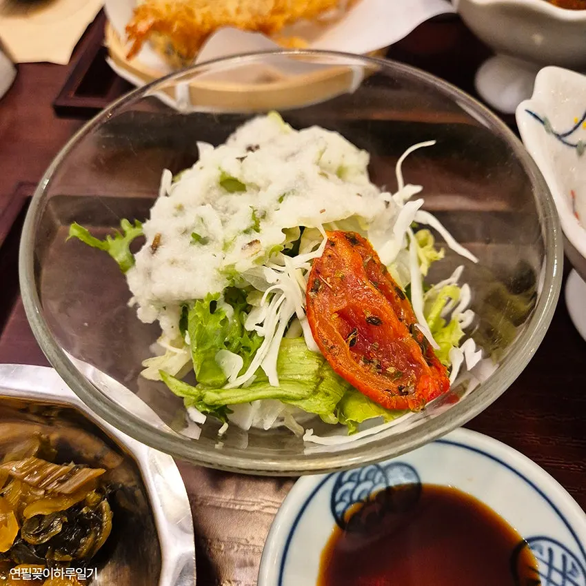 Side dishes accompanying the special sushi set