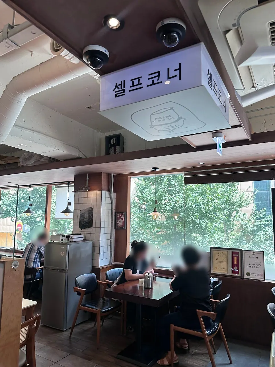 여유롭게 배치된 2인·4인 테이블