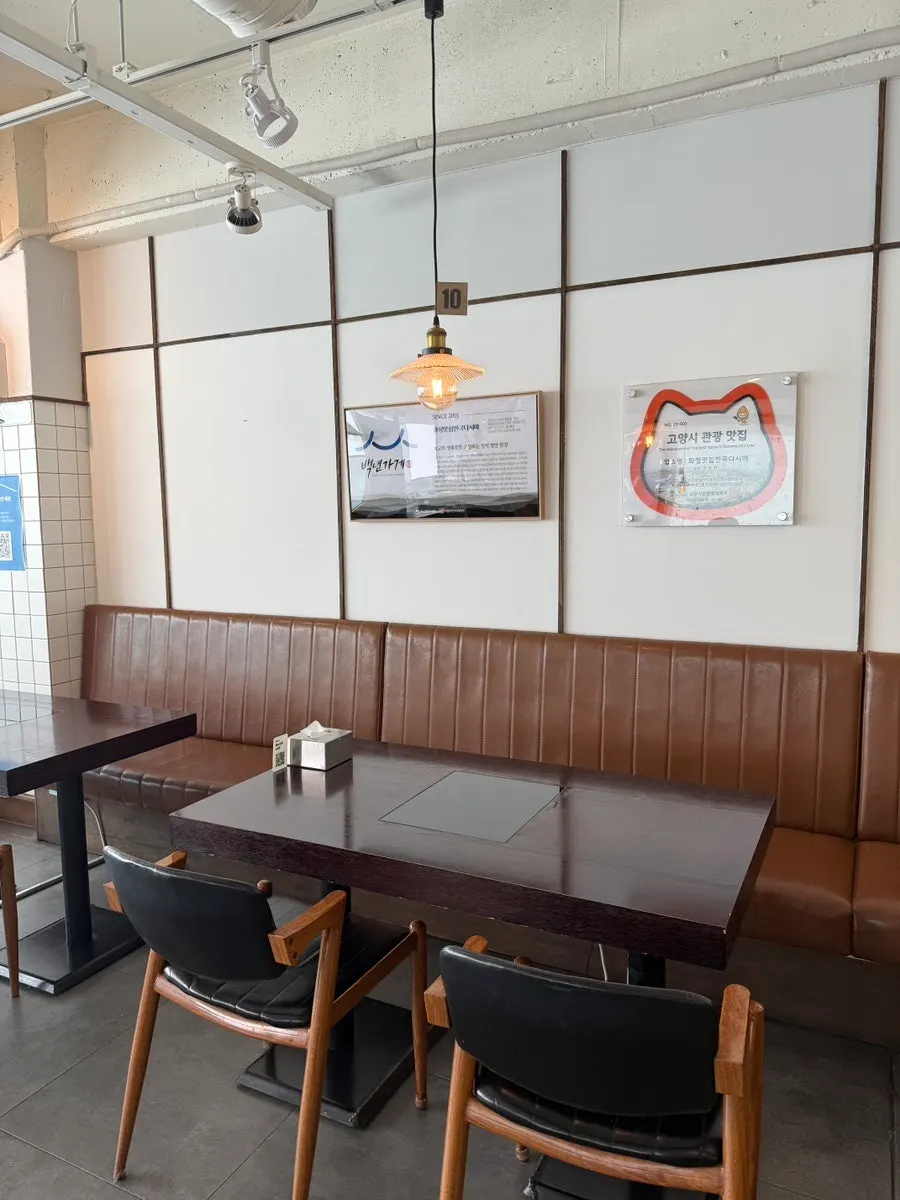 Tables for two and four at Min Cook Dasima