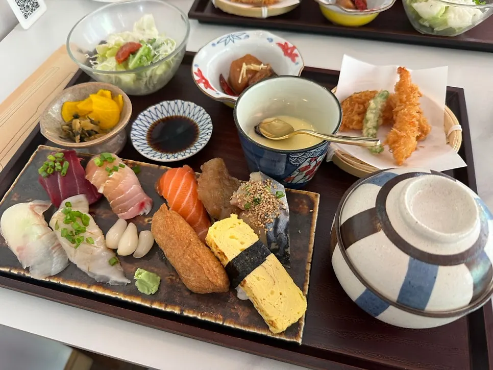 Sushi set meal ordered at Min Cook Dasima