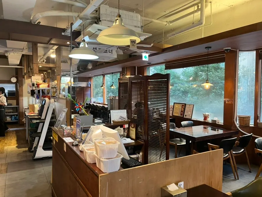 2-person tables and a large table further inside
