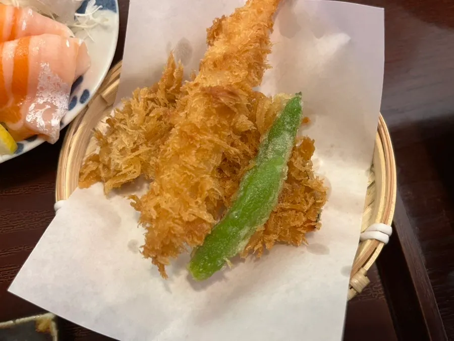 Crispy fried shrimp and vegetables