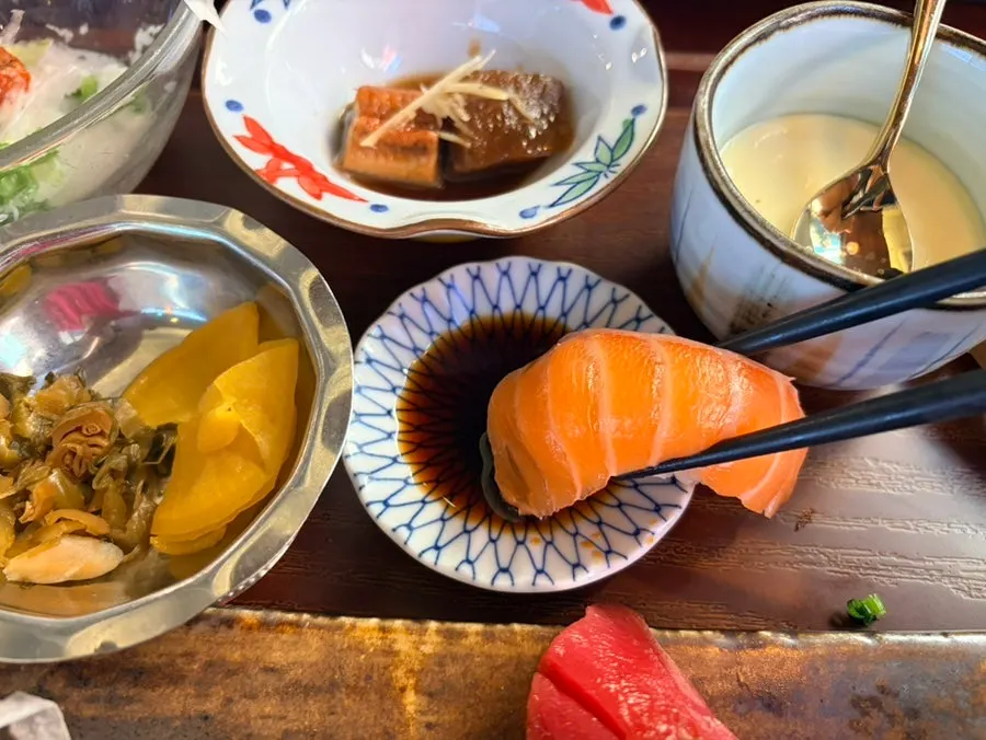 쫄깃한 흰살생선 초밥 두 점