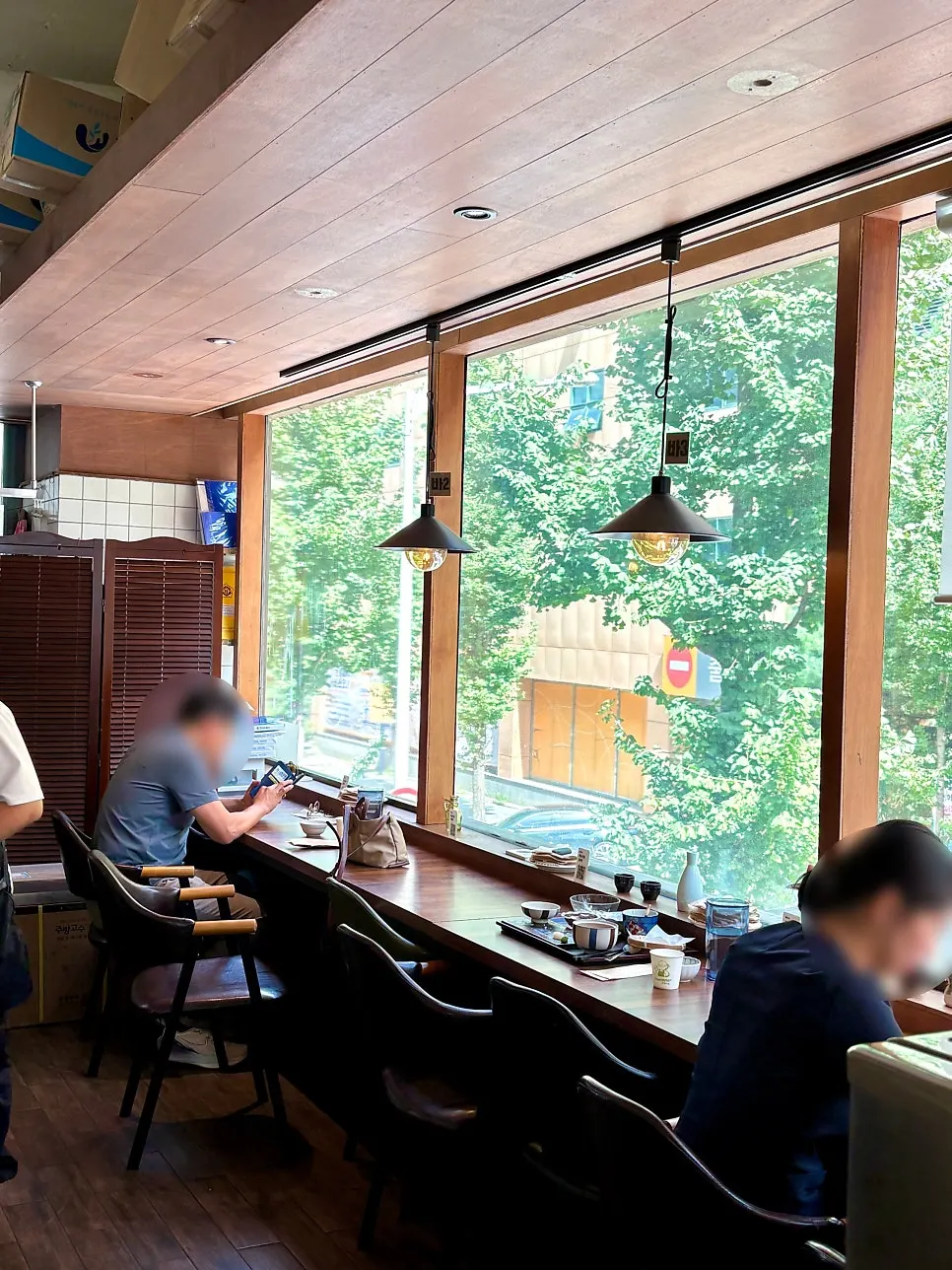 우드톤 인테리어의 2층 창가 자리