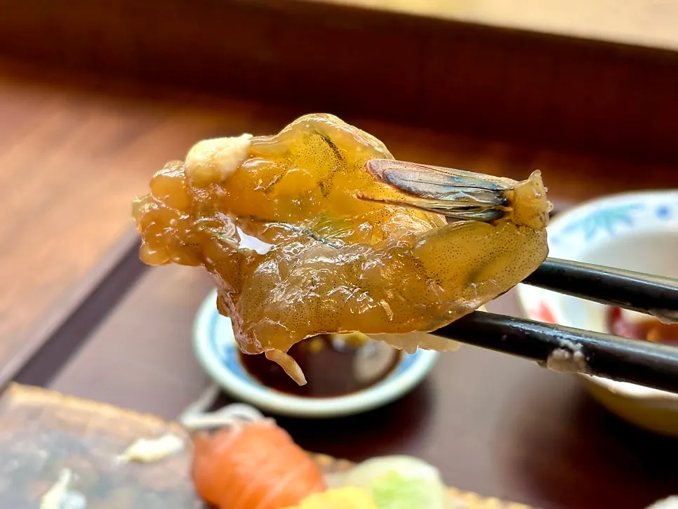 도톰하게 회가 올라간 모둠초밥