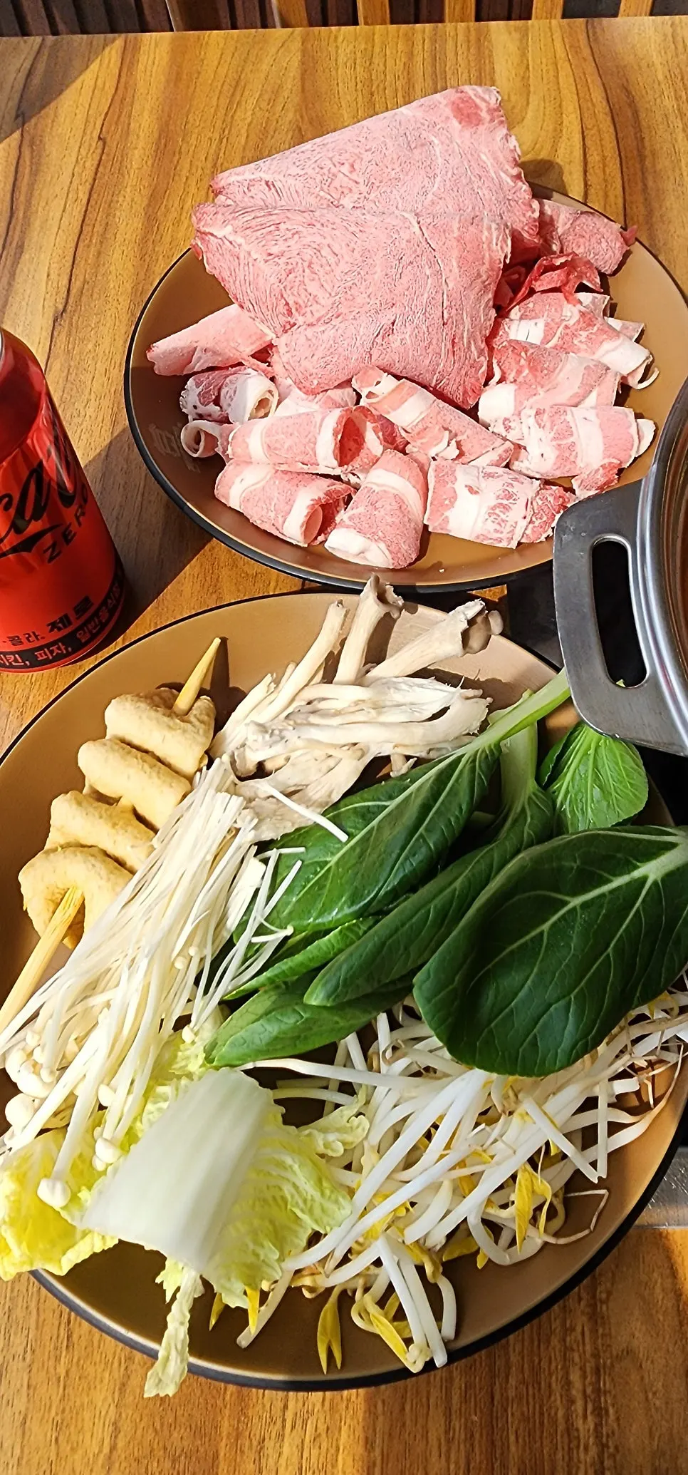 끓고 있는 샤브샤브 냄비와 고기