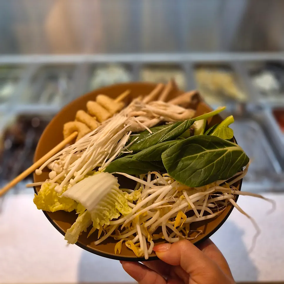 편백찜과 월남쌈이 함께 차려진 상