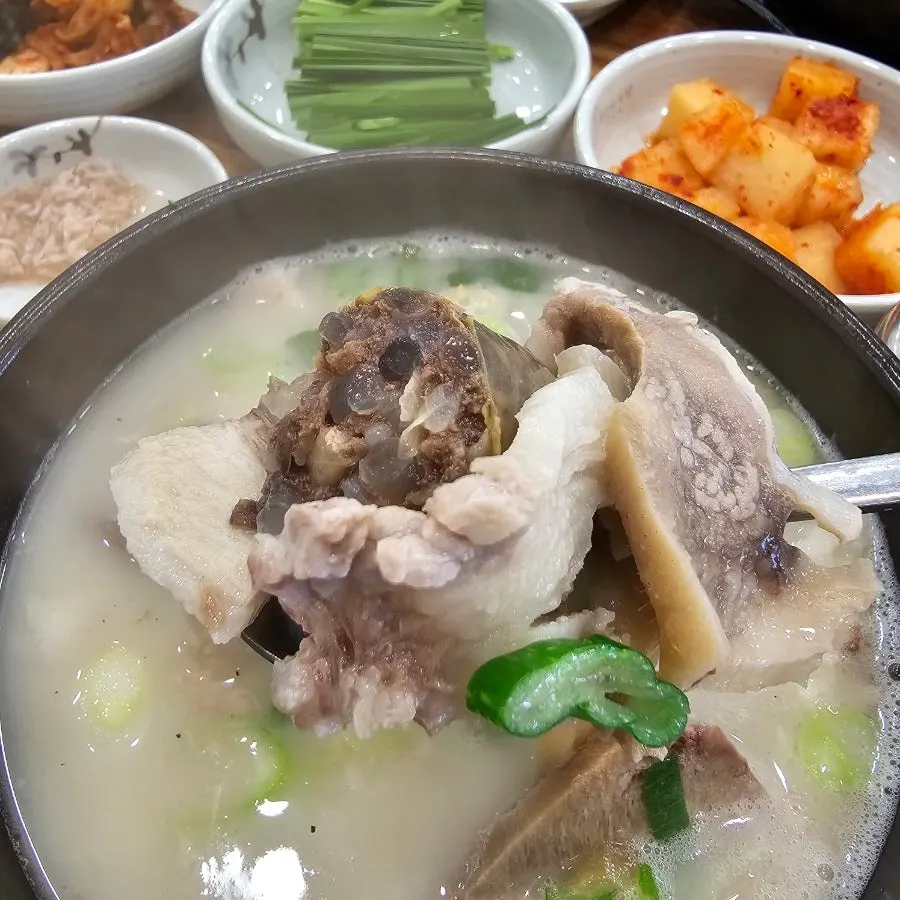 Sundae-guk broth and ingredients