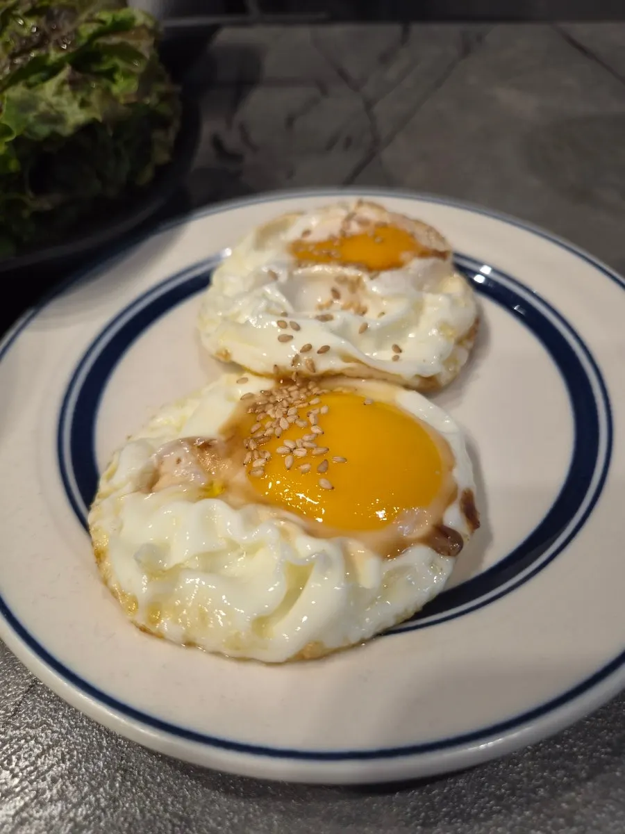 작은 철판에 담긴 반숙 계란후라이