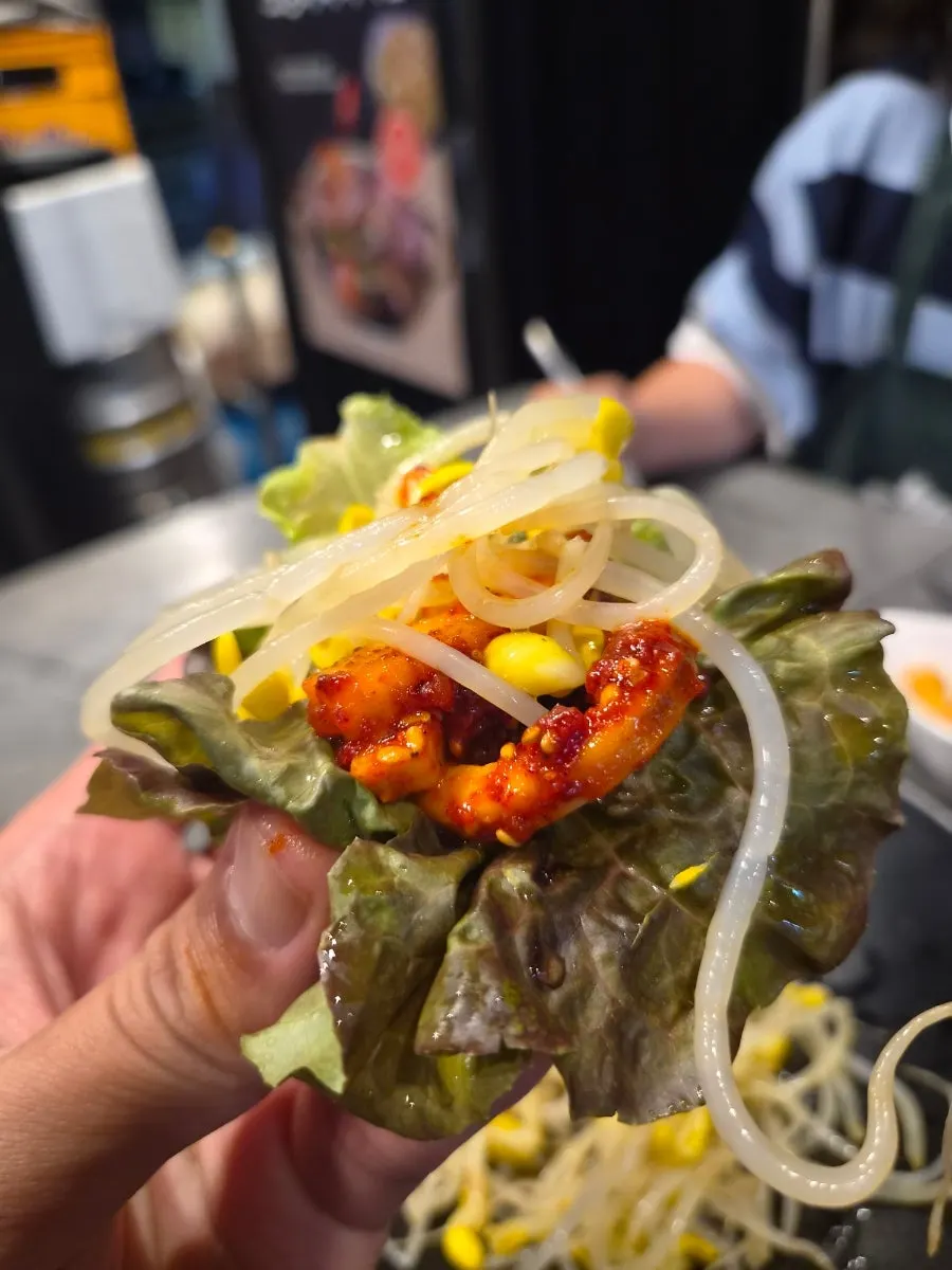 콩나물을 초무침 양념에 버무린 모습