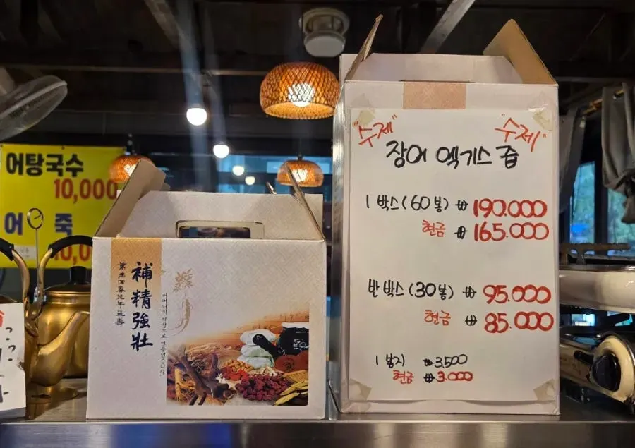 반찬과 소스를 가져오는 매장 셀프바