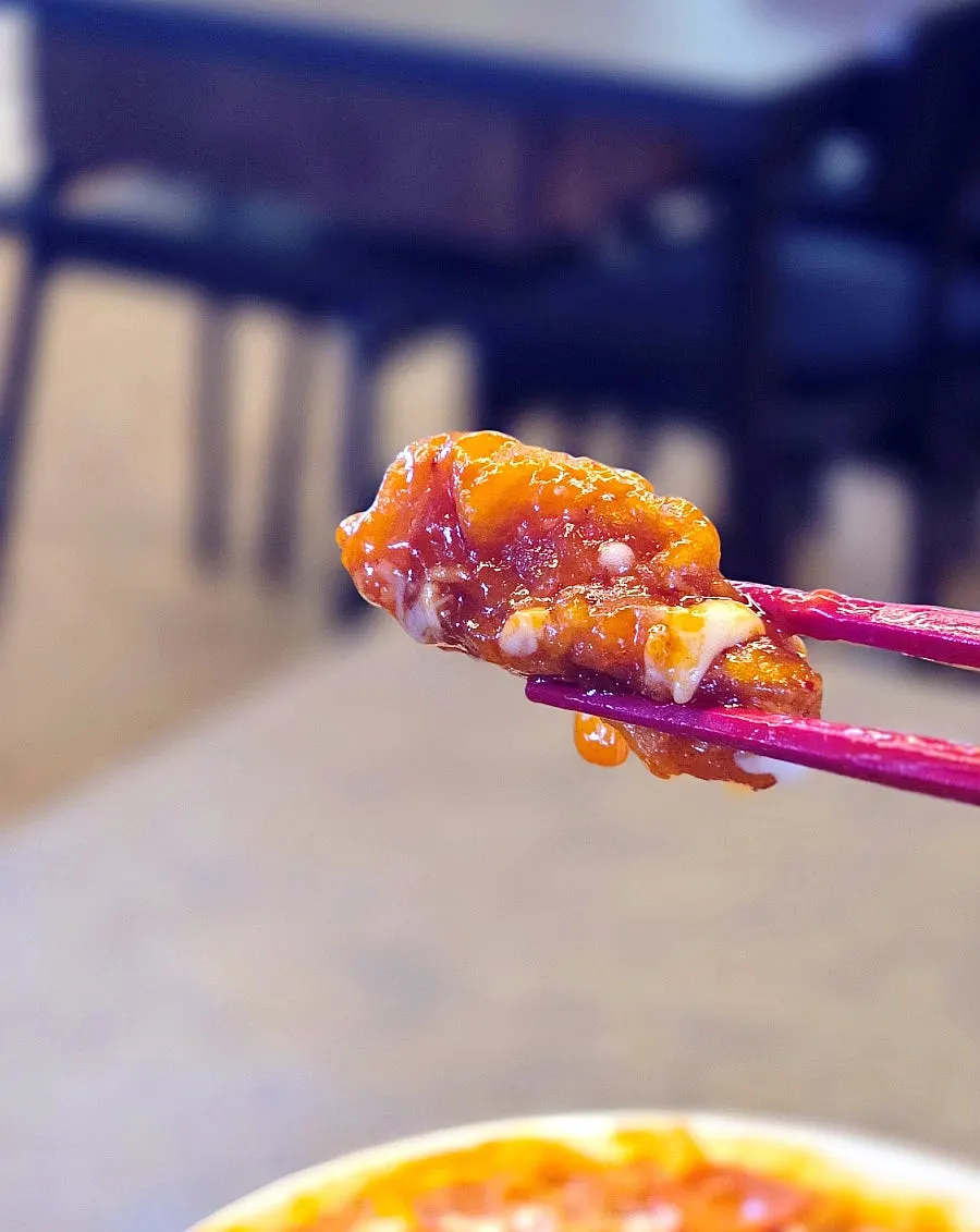 A piece combining kimchi and tangsuyuk together