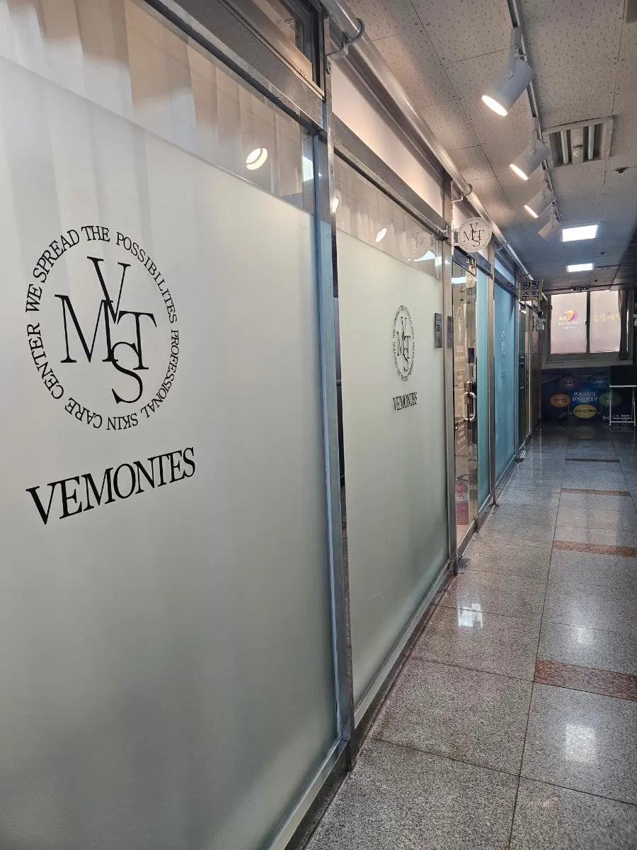 Esthetic entrance on the 6th floor of the building on Hwamyeongsindosi-ro