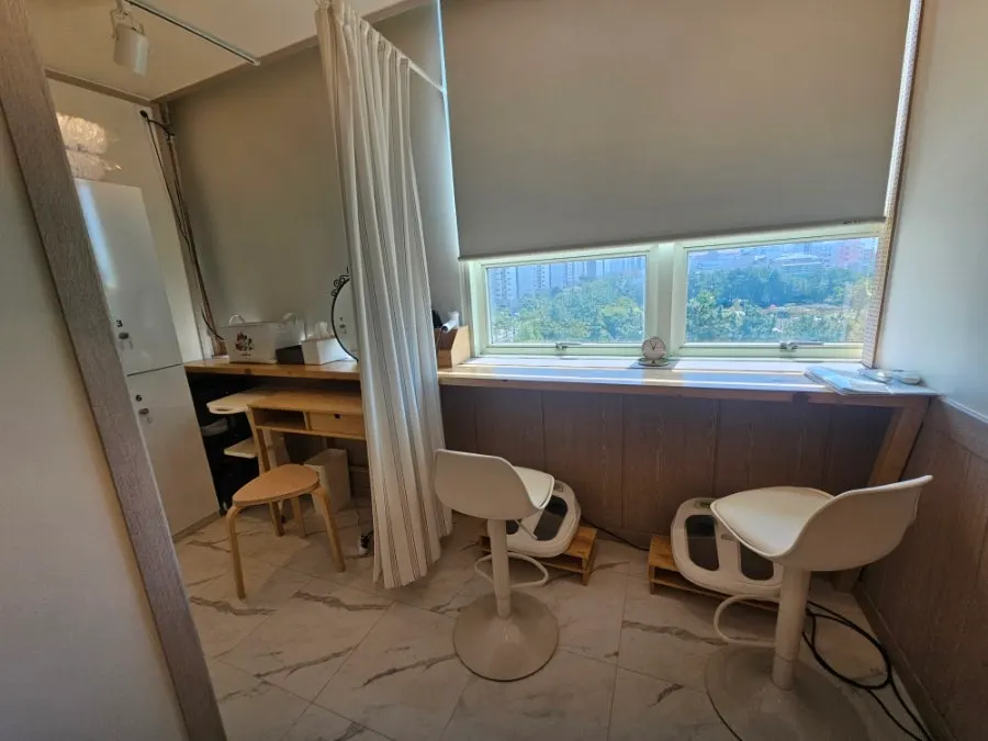 Horizontal photo of the interior of the esthetic treatment room