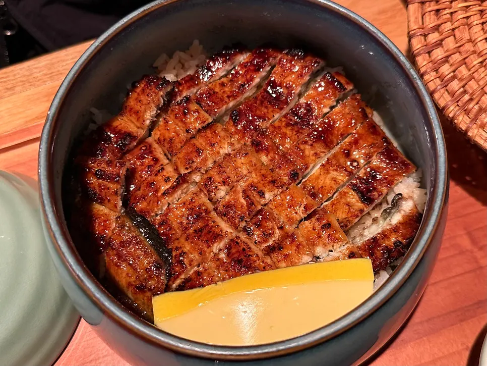 Whole-portion hitsumabushi packed onto a large plate