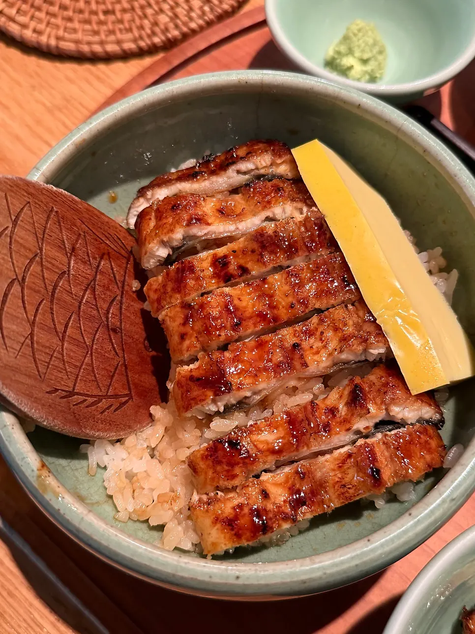 One quarter of the divided eel rice bowl in a bowl