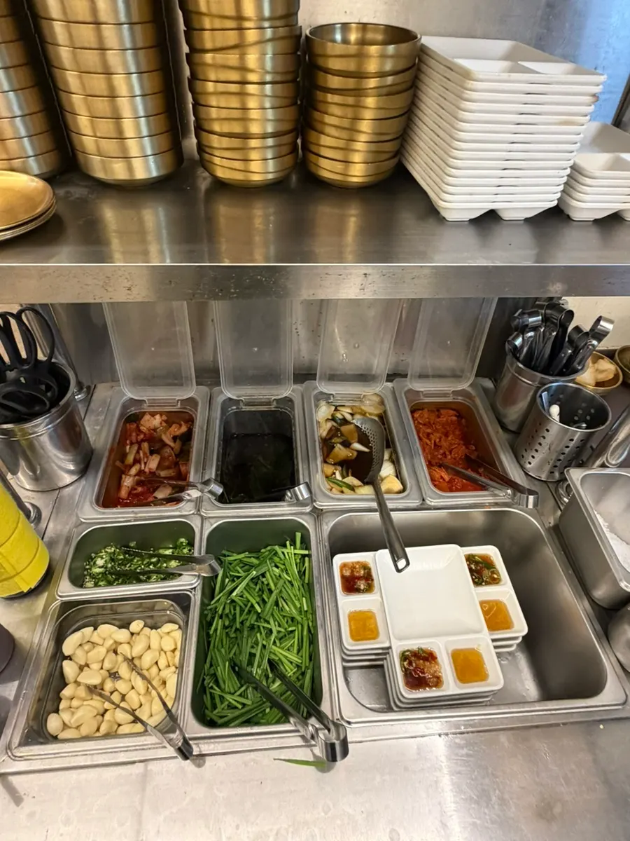 Aged kimchi, mountain garlic leaves, and other side dishes