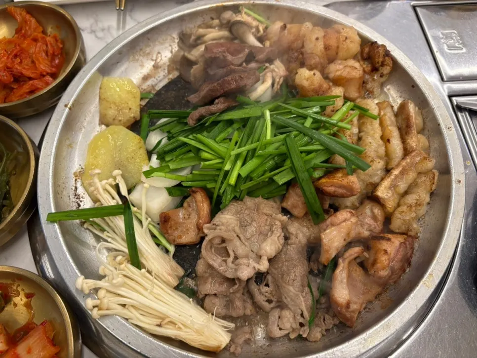 The ₩42,000 mixed gopchang platter spread