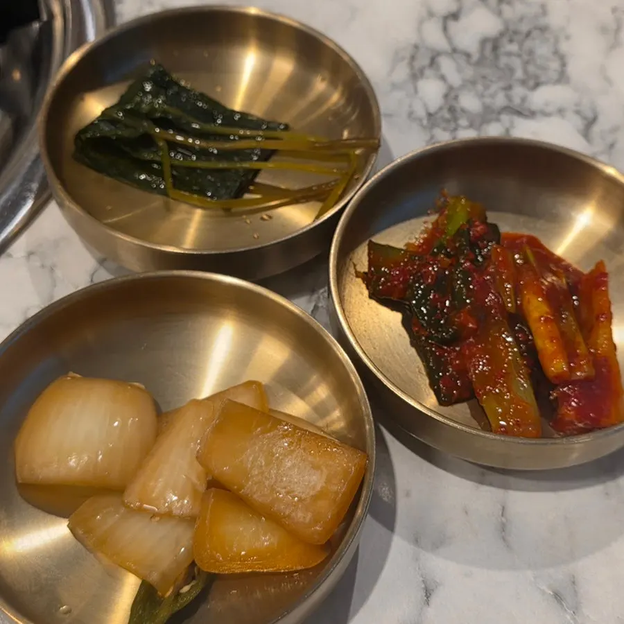 파김치와 양파장아찌 등 기본 찬 세팅
