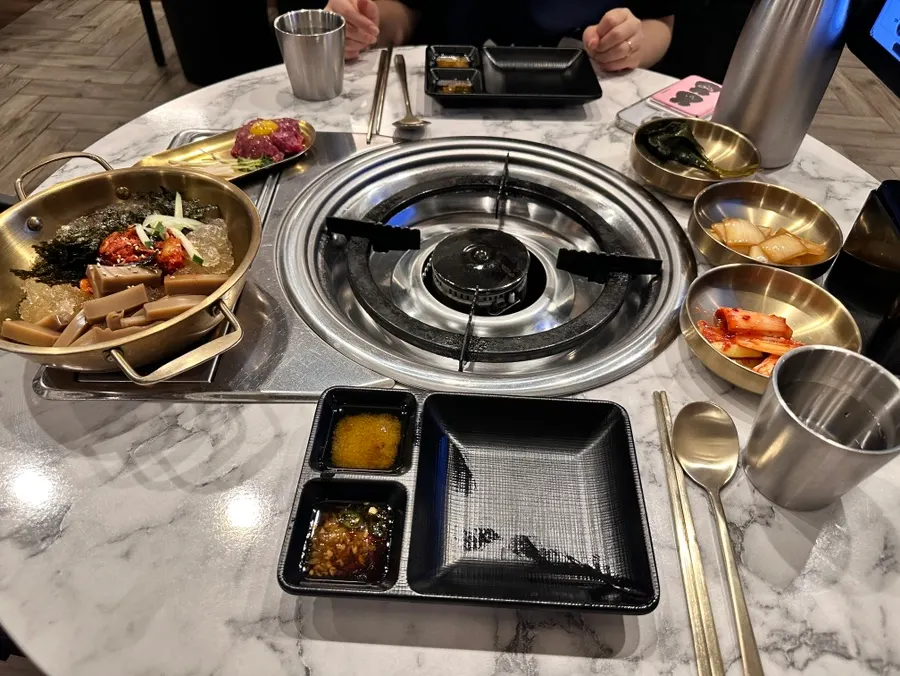 Basic table setting at Hwang Gop Magoknaru Branch