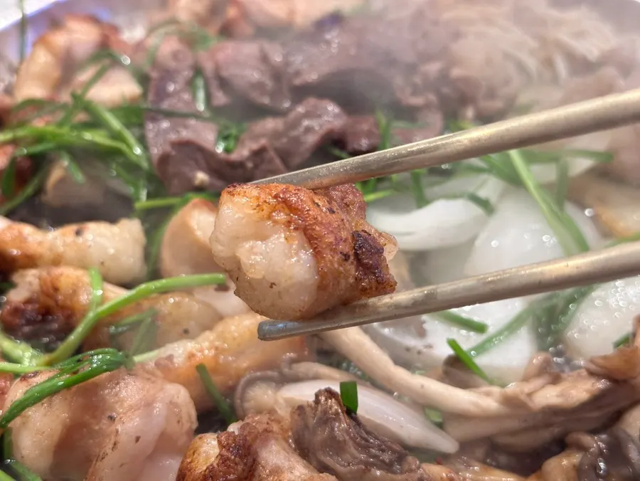 Gopchang and makchang grilling on the pan