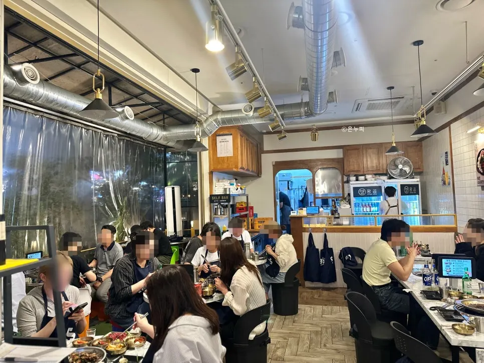 황곱 마곡나루점 매장 내부 테이블