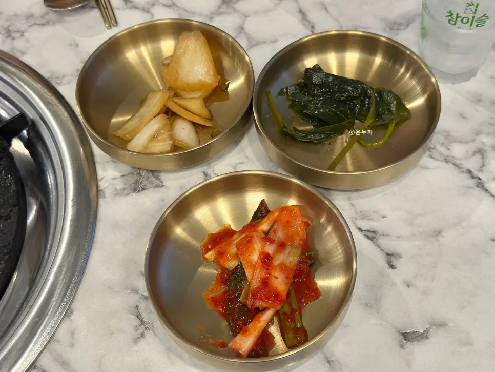 파김치와 명이나물 등 기본찬 상차림