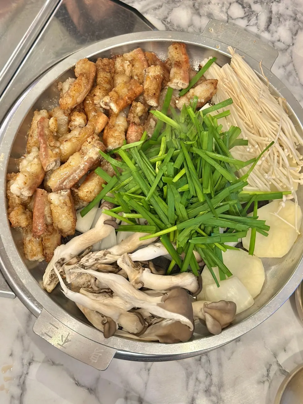 4인분으로 차려진 한우곱창구이