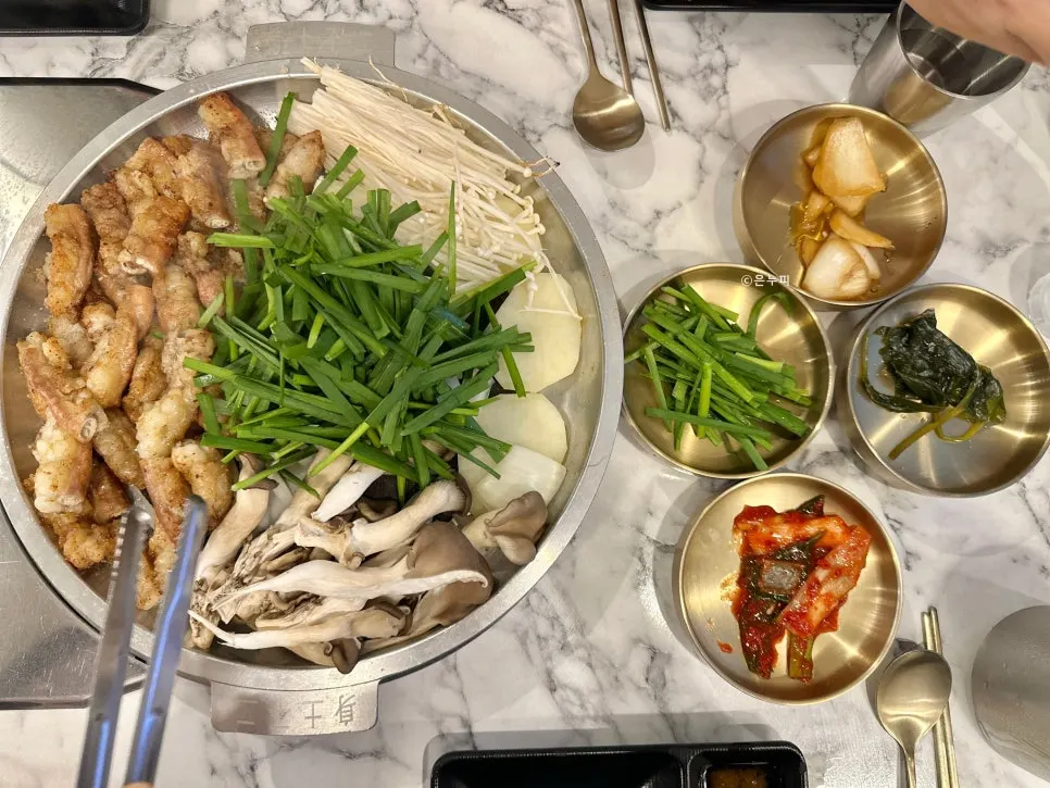 곱이 차 있는 생 한우곱창 접시