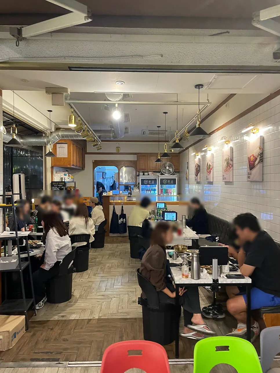 화이트톤과 우드톤의 깔끔한 곱창집 내부