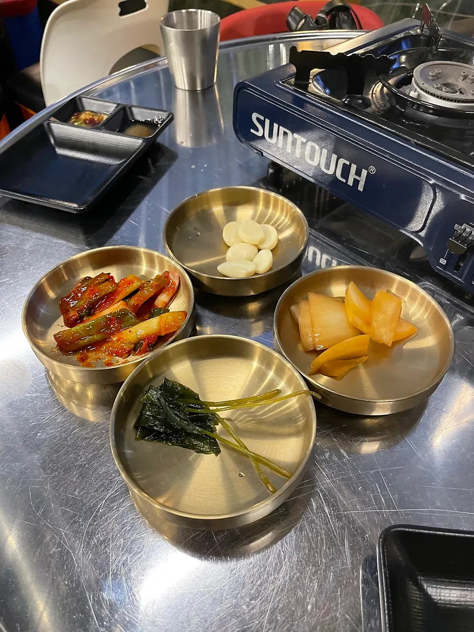 셀프바에서 담아온 반찬 접시