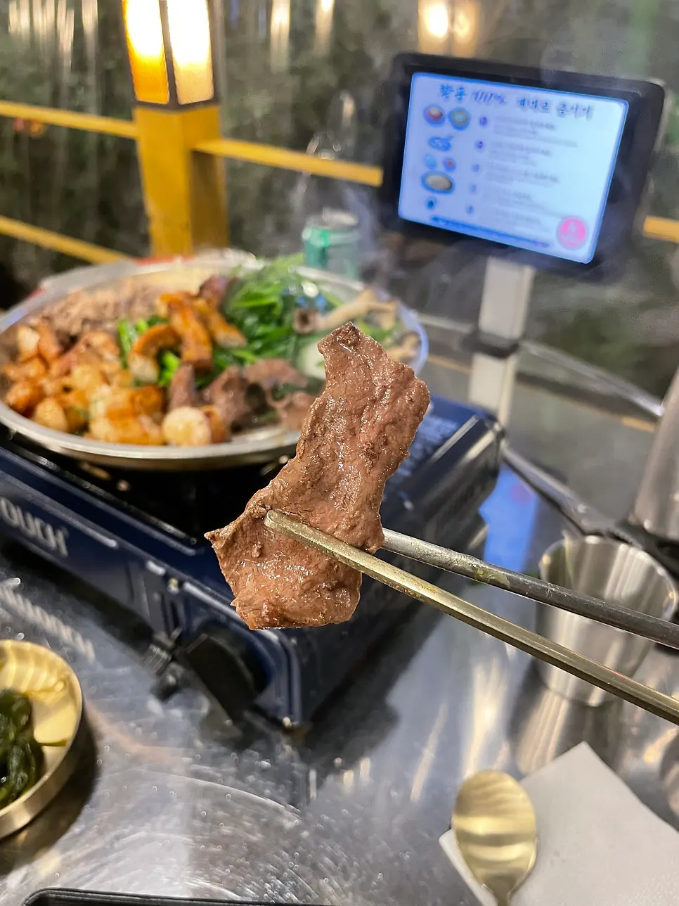 노릇하게 익어가는 곱창과 염통