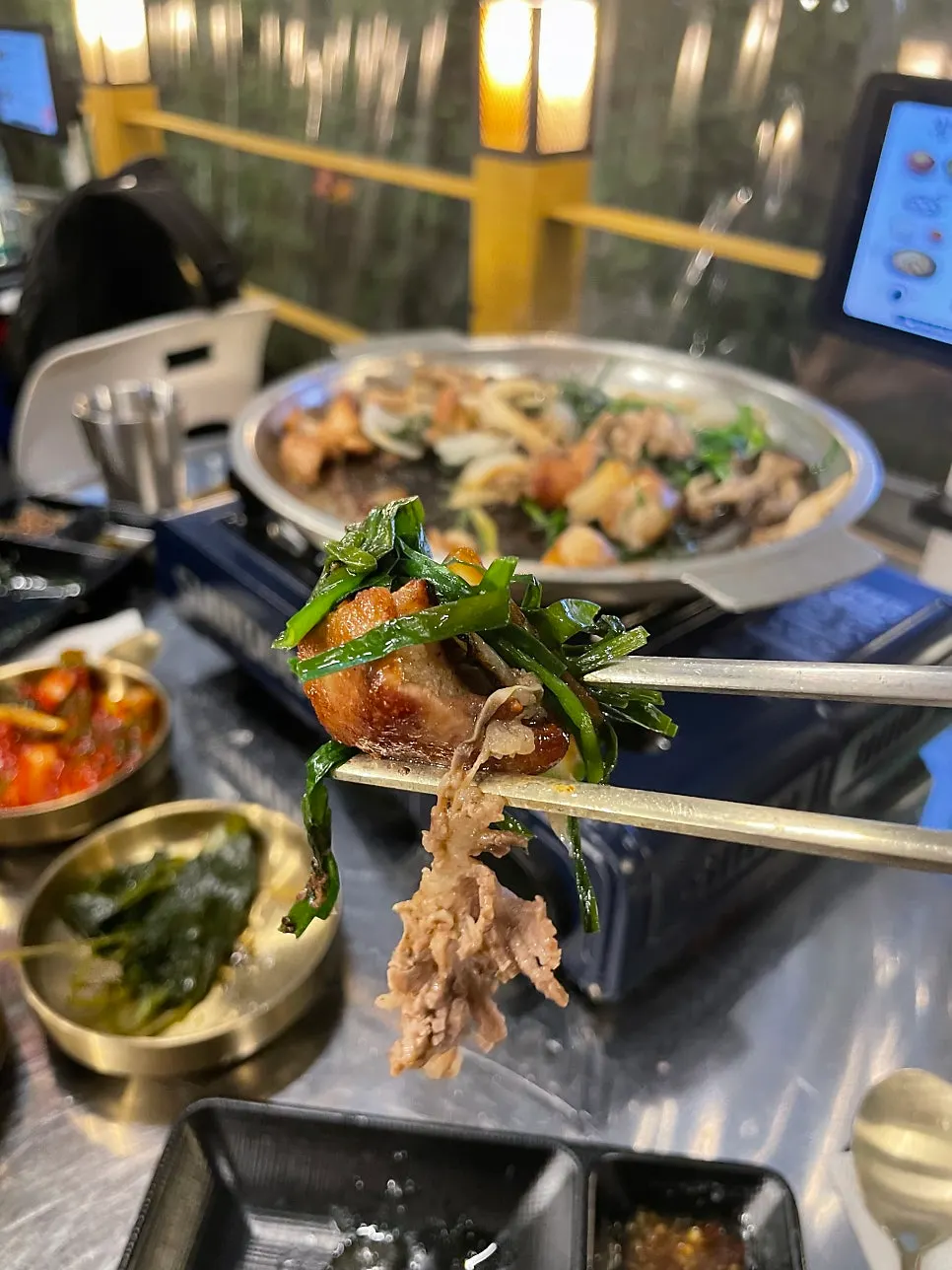 밑반찬과 소스를 곁들인 곱창 상차림
