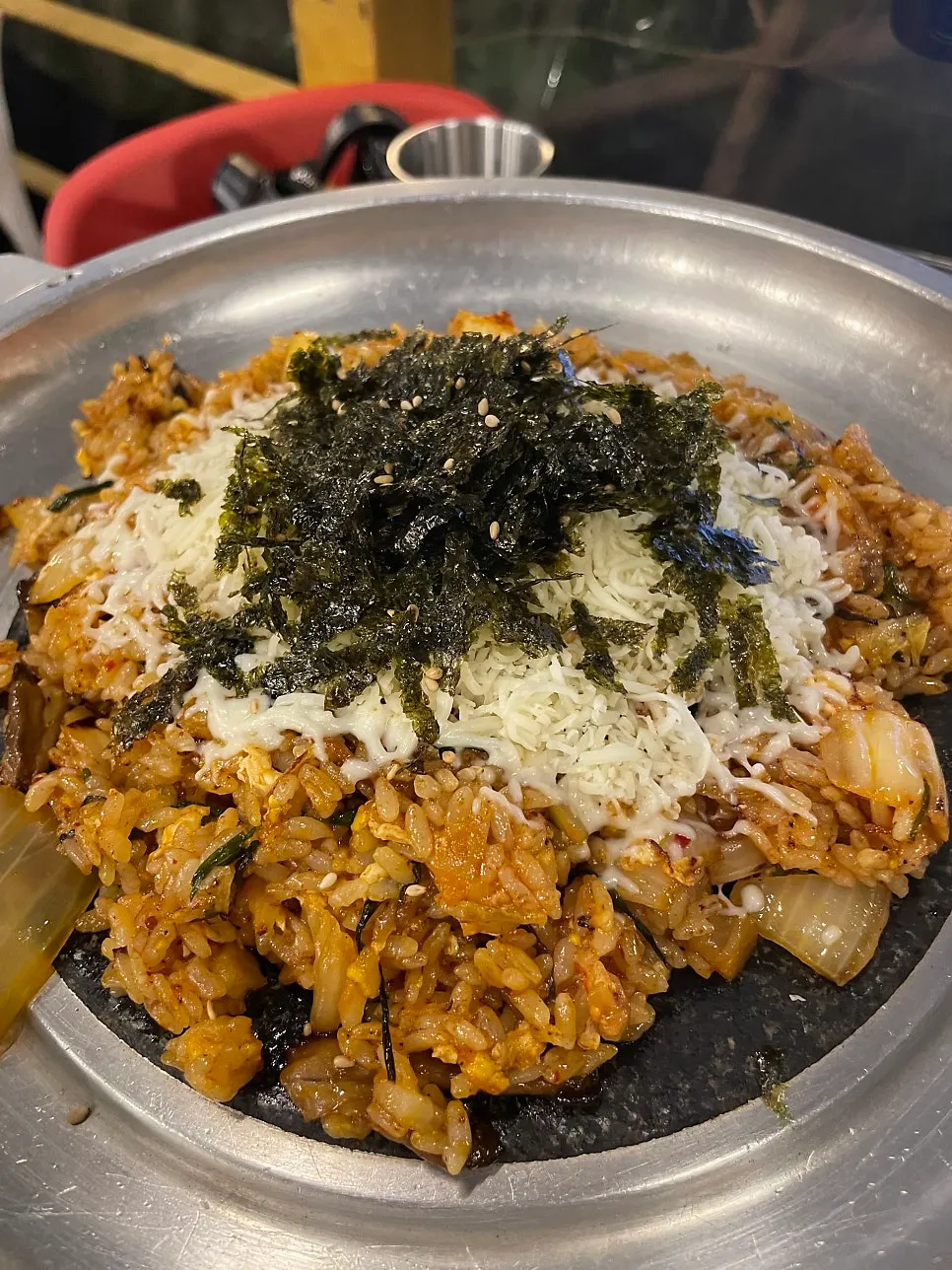 철판 위에서 지글거리는 볶음밥