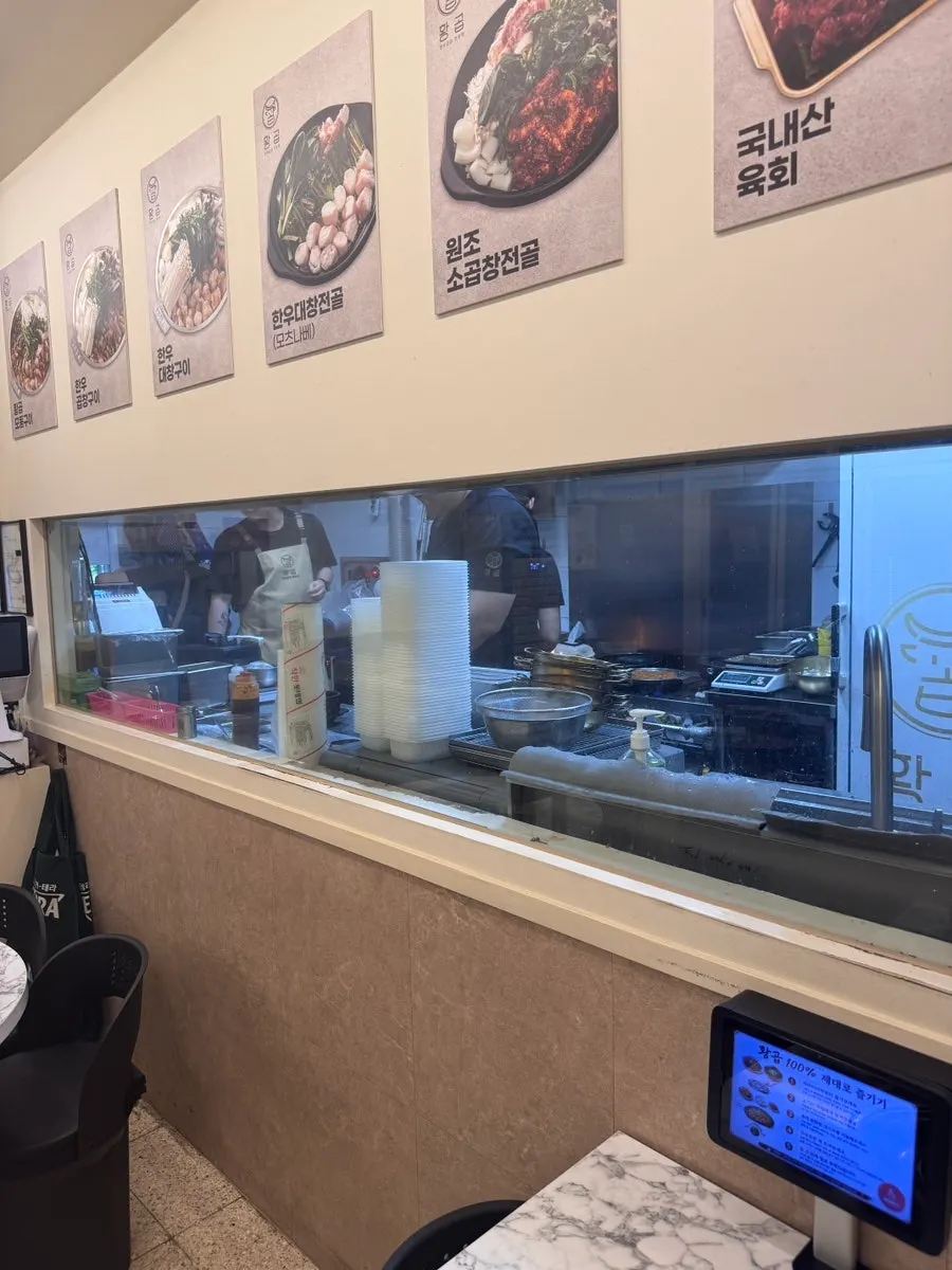 자리에서 보이는 내부 조리 공간