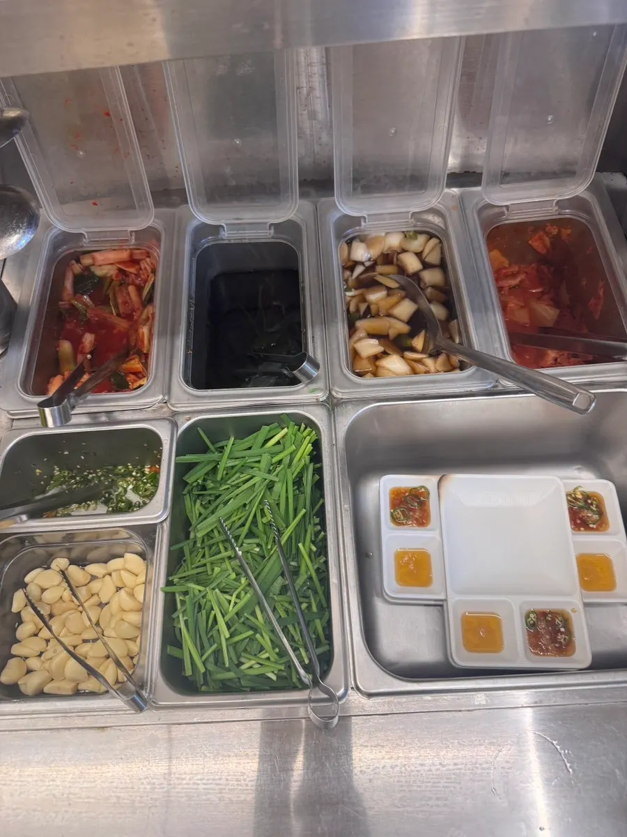 셀프바에 놓인 반찬 용기
