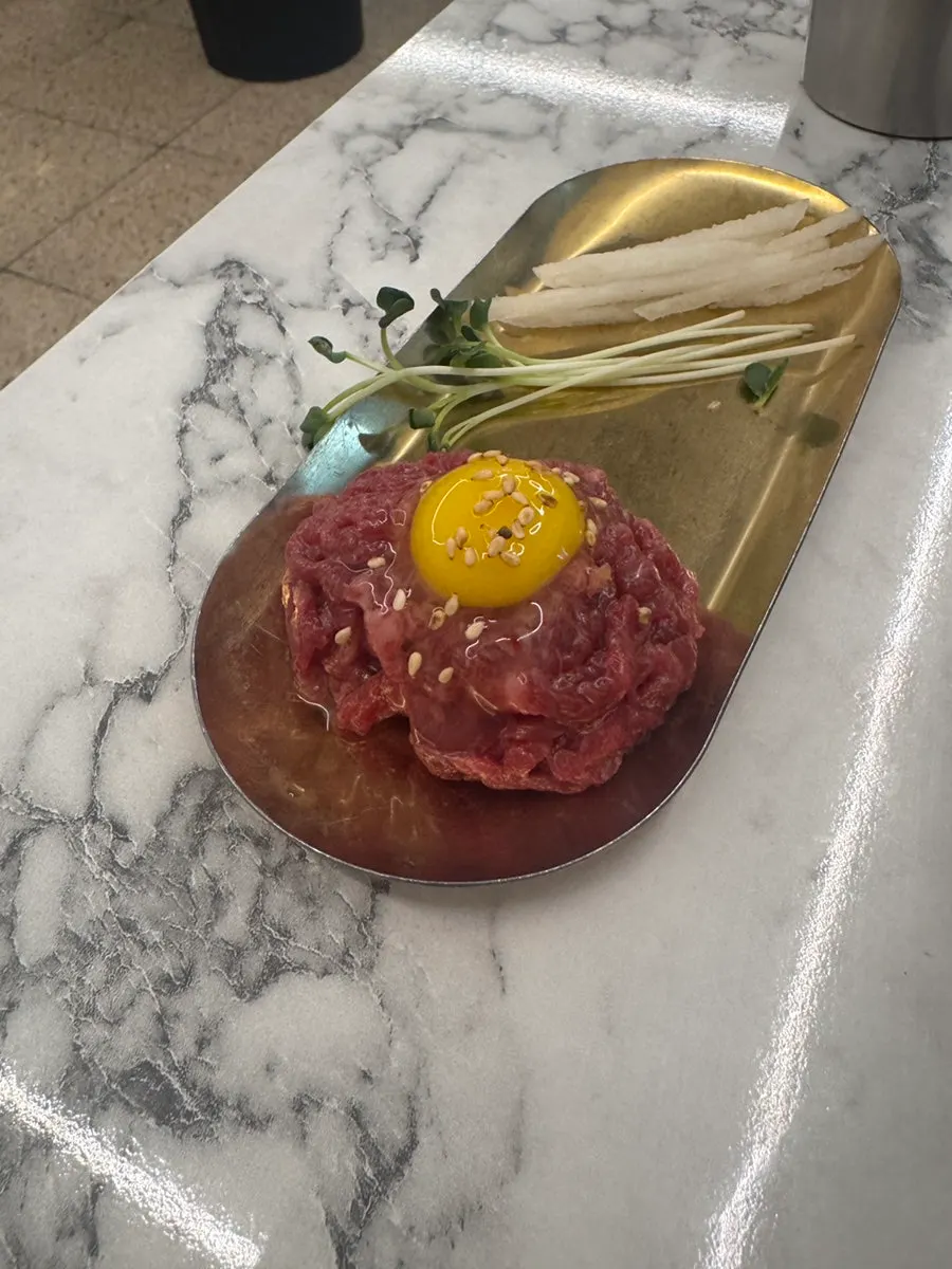 서비스로 제공된 육회 한 접시