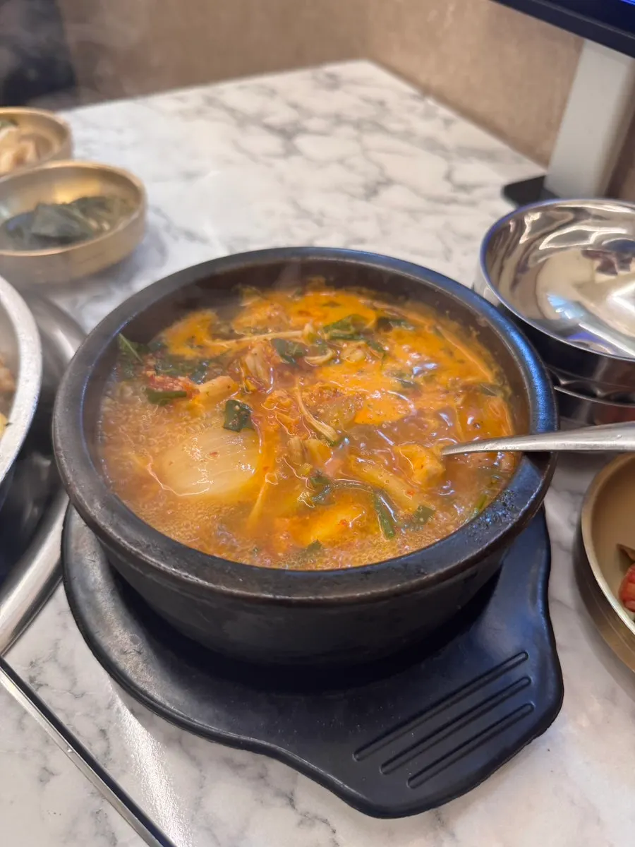 곱창이 든 뚝배기 곱창전골